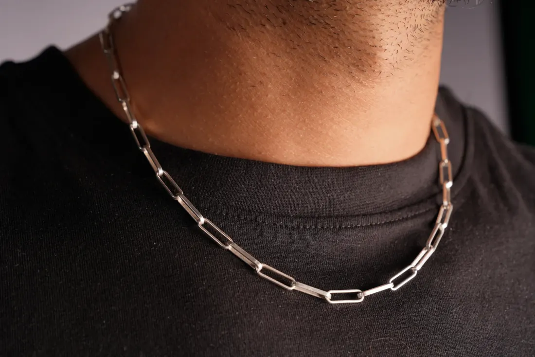 صوق سنسلة فضة، أثناء ارتدائه